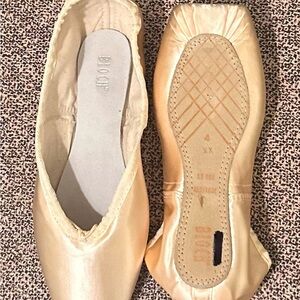 Cream Flats with Quilted Sole and Streamlined Silhouette